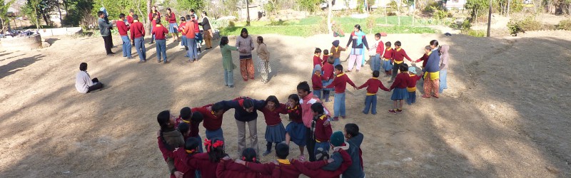 Kinder auf Schulhof Waisenschule Nepal